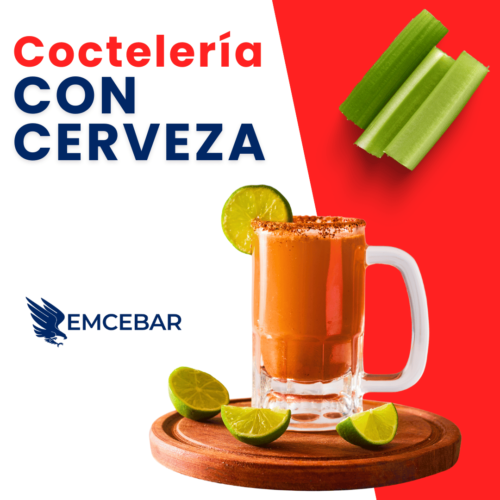 Anuncio de "Coctelería con Cerveza" que muestra un refrescante cóctel de cerveza en una taza de vidrio, adornado con limón y elegantemente colocado sobre una superficie de madera junto a rodajas de limón y tallos de apio. Embárcate en el arte de la coctelería con nuestro curso de coctelería con cerveza. Presenta el logotipo de Emcebar.