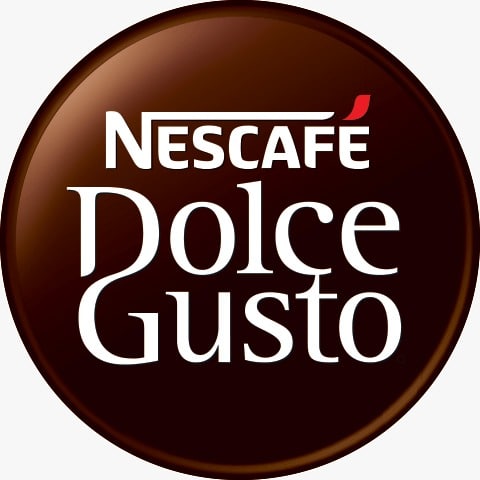 Logotipo de Nescafé Dolce Gusto con texto blanco sobre un fondo circular marrón oscuro.